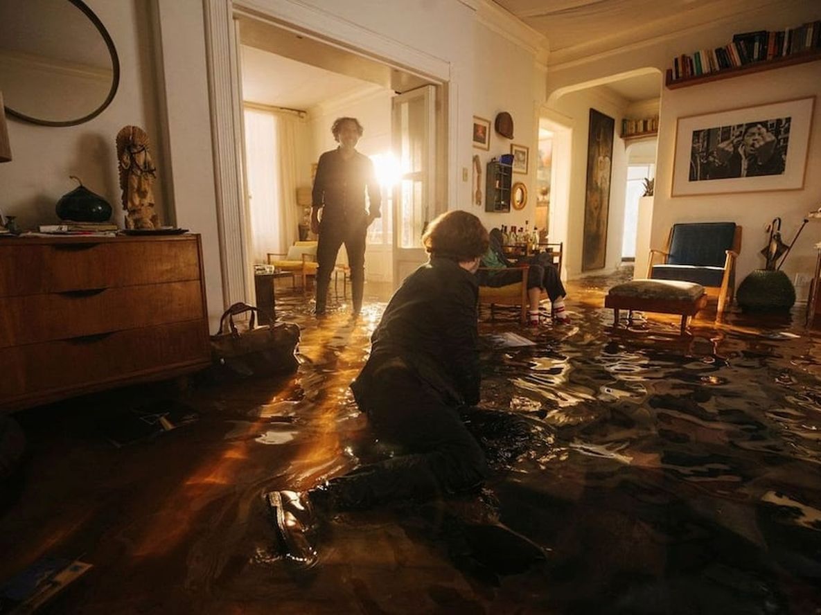 Alejandro González Iñárritu, durante el rodaje de Bardo. Aquí le da indicaciones al actor Daniel Gimenez Cacho, protagonista de su nuevo filme. (AP)