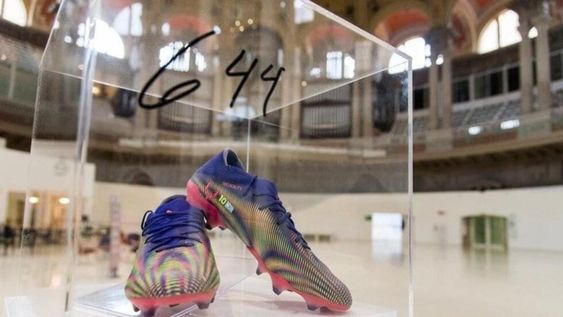 Lionel Messi subastó los botines con los que superó un récord de Pelé. Lionel Messi subastó los botines con los que superó un récord de Pelé.