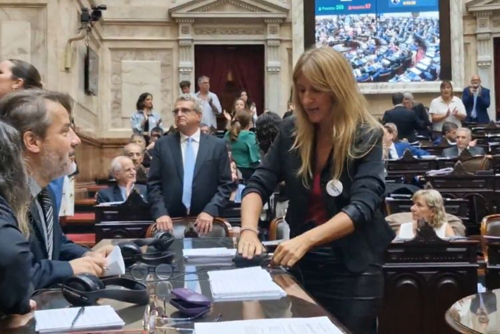 La Libertad Avanza busca la expulsión de Florencia Carignano por realizar actos de sabotaje en plena sesión en el Senado.&nbsp; &nbsp;