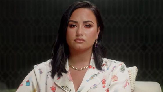 Así, sin filtros, Demi Lovato se sienta frente a la cámara y cuenta en Dancing with the Devil lo sucedido tras sufrir una sobredosis.