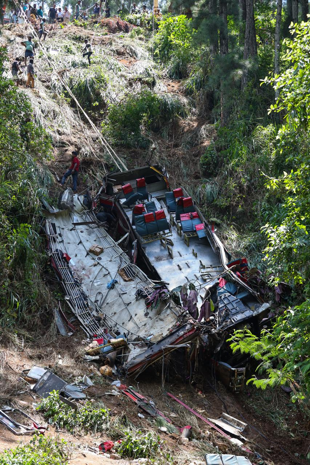 Mueren 21 personas y otras 14 resultan heridas en accidente de autobús en Sri Lanka.