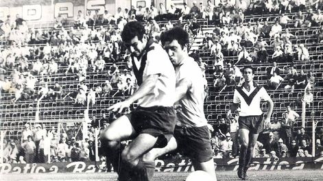 Los Andes | Mario Nogara lleva el balón mientras lo persigue Alfio Coco Basile, más atrás viene Whebe. Fue en el 4-2 de Vélez a Racing en la final del Metropolitano de 1968 en el viejo Gasómetro de Avenida La Plata.