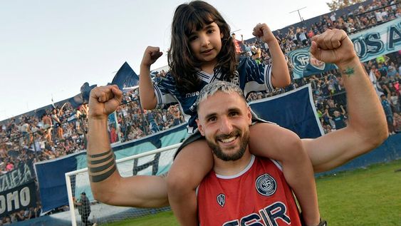 Juan Manuel Elordi, junto a su hija Sofía, festejando en la cancha de Independiente  el pasaje a la final, tras el triunfo frente a Deportivo Maipú. Foto. Orlando Pelichotti