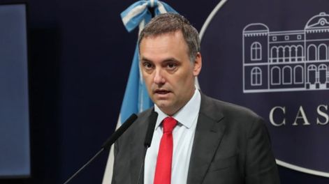 Manuel Adorni minimizó la suba del dólar y negó una corrida cambiaria