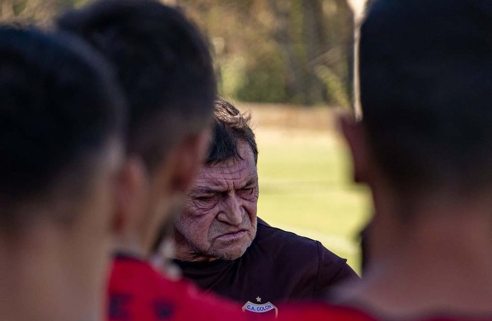 Julio César Falcioni comenzó un nuevo ciclo en el club santafesino. (@ColonOficial)