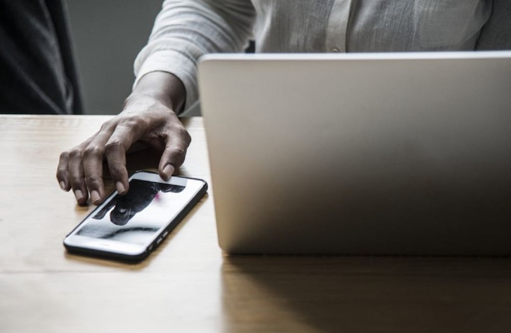 El DNU 690/20 declaró los servicios de Internet, tv paga y telefonía fija y móvil como servicios públicos esenciales / Web