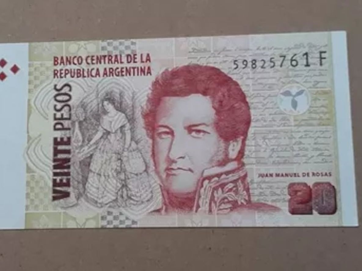 En el anverso, lado izquierdo abajo se observan líneas rojas punteadas coincidentes con el 2 del reverso. Foto: Captura.