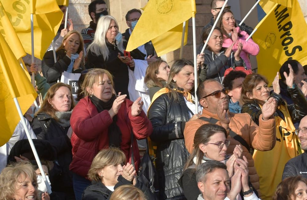 La Asociación Mendocina de Profesionales de la Salud (Ampros) llamó a un paro sin asistencia a los lugares de trabajo y una concentración en Casa de Gobierno. Foto: Orlando Pelichotti / Los Andes
