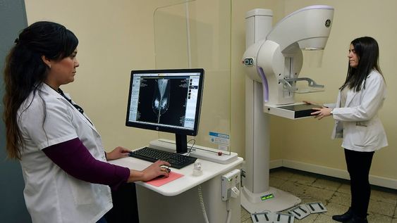 Casa De La Salud De La MujerMamógrafo Digital Directo de General Electric, a cargo de la doctora Natalia Bonansone, médica especialista en diagnóstico por imágenes, acreditada en imagenología mamaria, y de  Romina  García licenciada en producción de bioimágenes.Foto:  Orlando Pelichotti