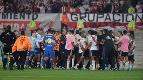 Los Andes | El fuerte cruce entre los jugadores de River y Boca fue el punto cúlmine a un pésimo arbitraje del colegiado Darío Herrera.