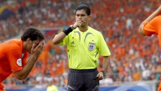 Arbitro internacional denunciado por acoso por otros hombres