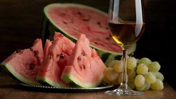La combinación de sandía y vino no te mata, sino que puede ser un gran estimulante sexual. - Imagen ilustrativa / Web