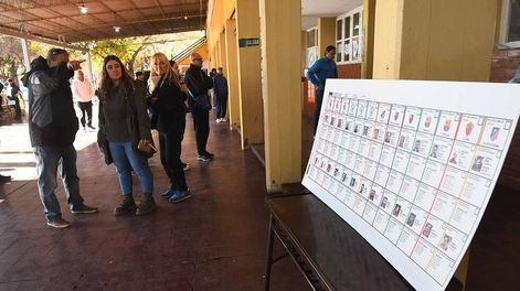 Los Andes | Elecciones provinciales PASO 2023 en la provincia de Mendoza.En la Escuela Leandro Alem de Guaymallén,  una mañana electoral tranquila pero fría.Foto: José Gutierrez / Los Andes