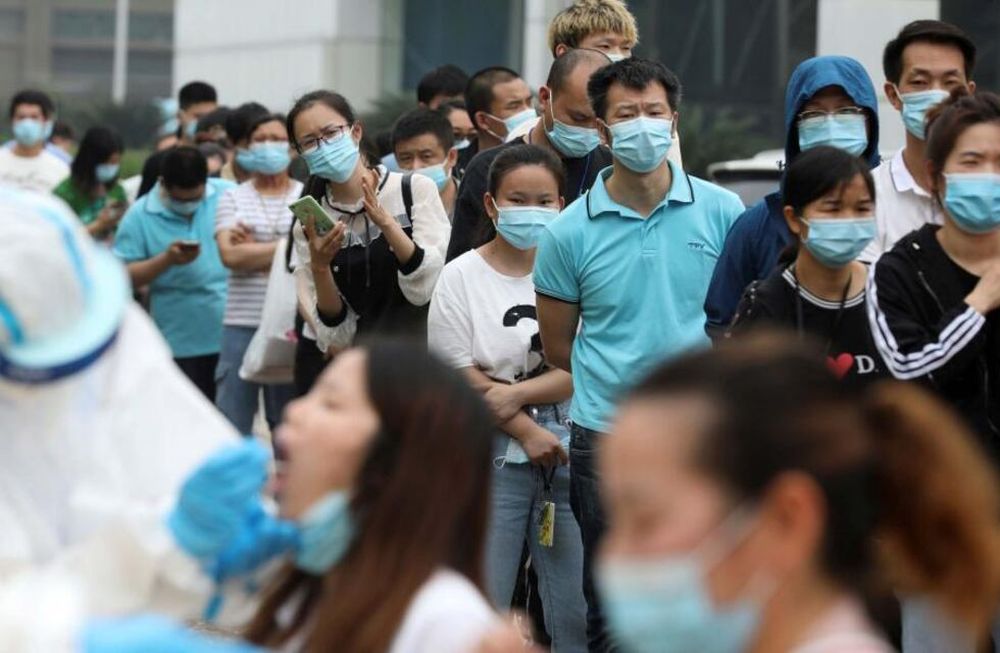 En China, que mantiene una política de “Covid cero”, su gobierno decidió el confinamiento de 37 millones de personas en varias provincias. / Foto: AP