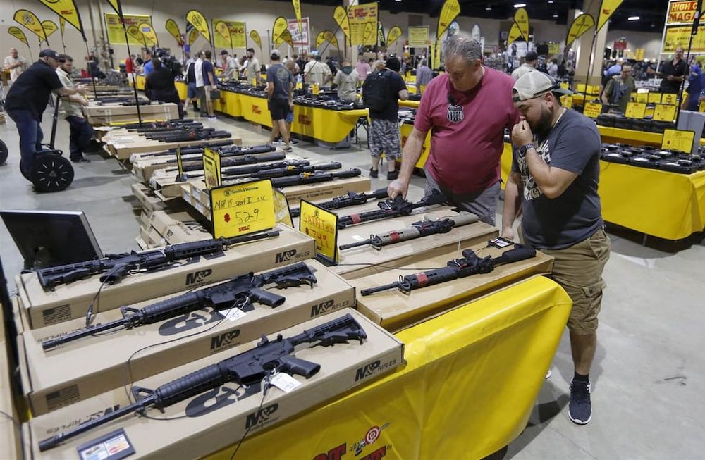 Hicieron una feria de armas a días de la masacre en Florida: furor por el fusil asesino