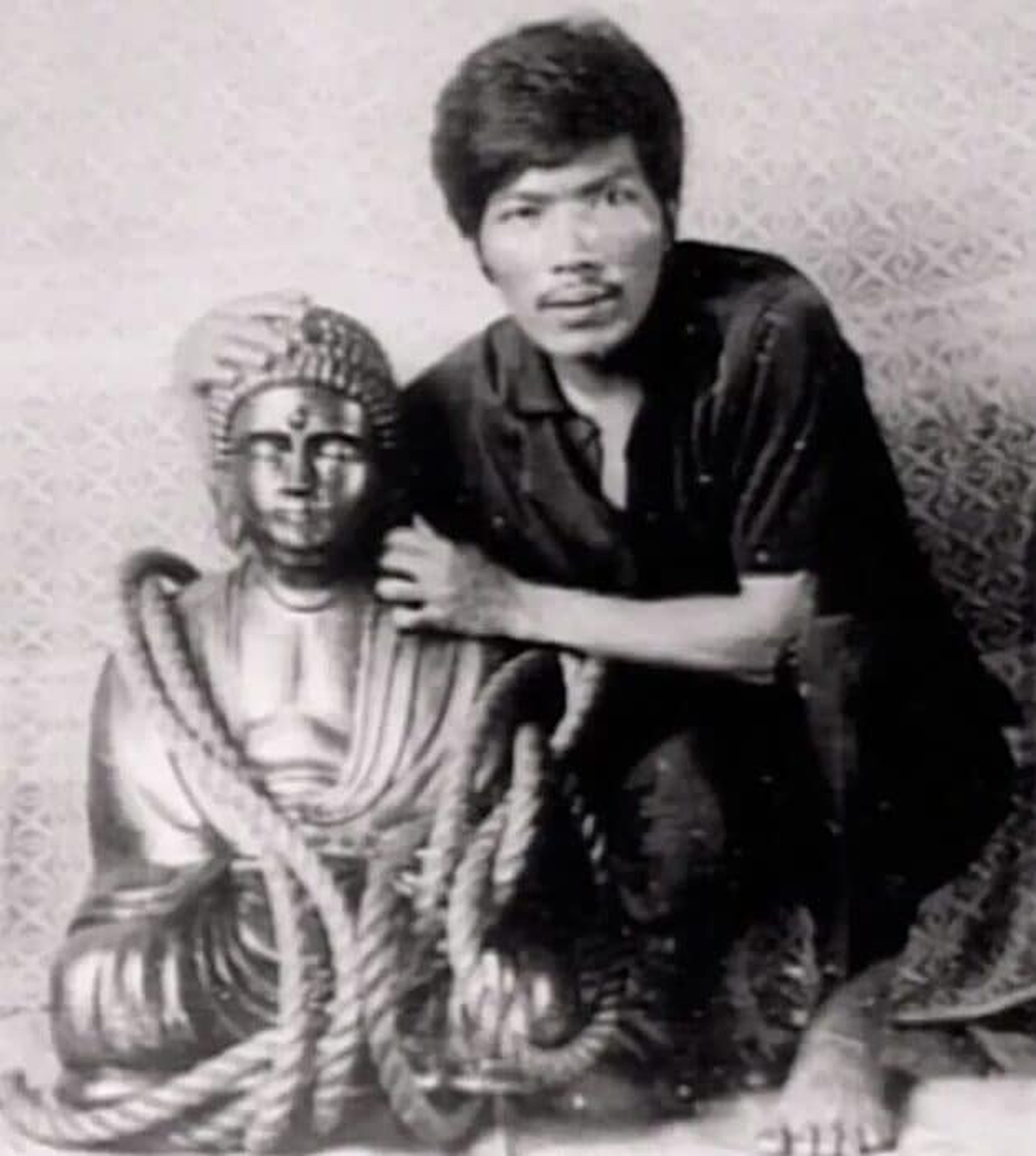 Rogelio Roxas posa junto a la misteriosa estatua de Buda. 