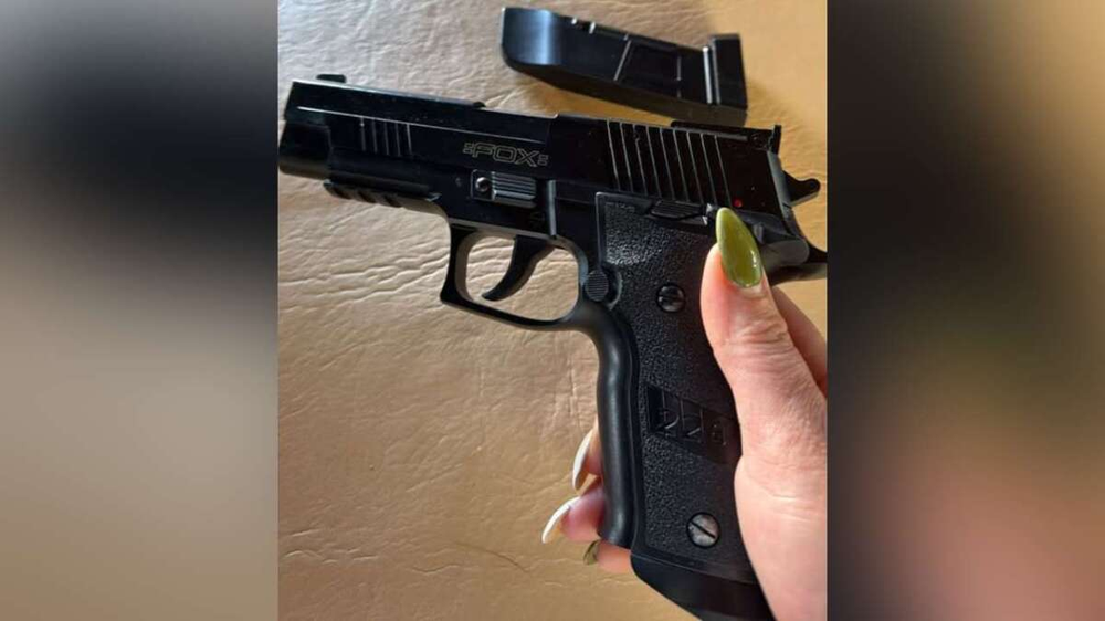 Según informaron medios locales, el menor de entre 11 y 12 años, exhibió una pistola de CO2 dentro del predio escolar.