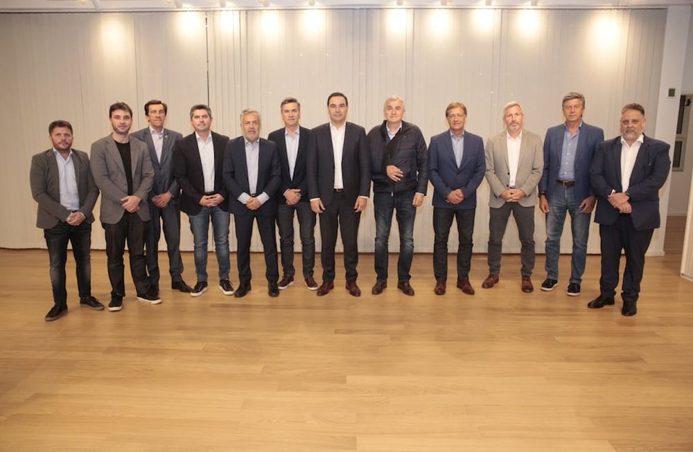 Los gobernadores actuales y electos de Juntos por el Cambio se reunieron en la sede del Banco de Corrientes (Foto: Prensa Juntos por el Cambio)