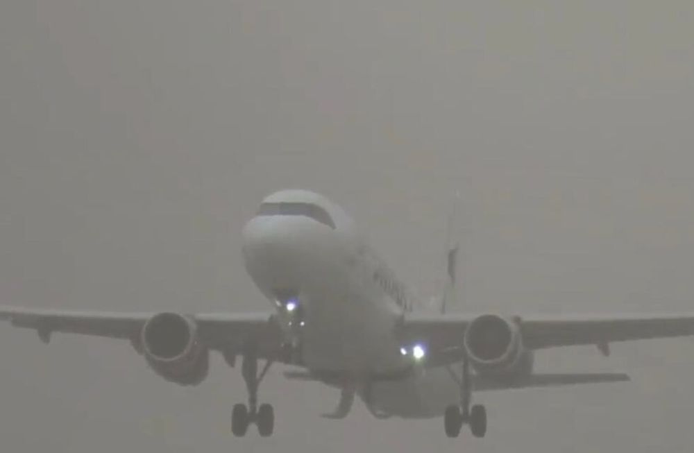 Impactante video: un avión intentó aterrizar en Neuquén, pero fue desviado a Mendoza por el viento. Foto: Captura video.