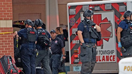 La policía espera afuera después de un tiroteo mortal este domingo en el Greenwood Park Mall, en Greenwood, Indiana. (Kelly Wilkinson / The Indianapolis Star)