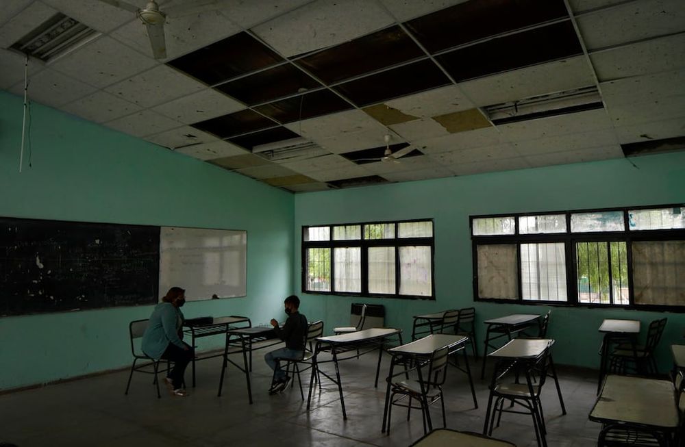 Regreso. Pese a problemas en el techo, la escuela Federico Lorca de Godoy Cruz comenzó a dictar apoyo a sus alumnos. Foto: Orlando Pelichotti / Los Andes.
