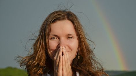 Para la psicología, las personas que practican la gratitud de manera habitual presentan mayor optimismo, mejor salud física y una mayor satisfacción con su vida.