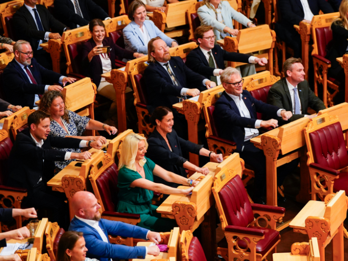 Miembros del Parlamento participan en una celebración de remo vikingo para mostrar su solidaridad con la selección nacional de fútbol de Noruega dentro de la cámara del Storting, el Parlamento noruego, en Oslo, Noruega, el 18 de junio de 2026. (Noruega)&nbsp;