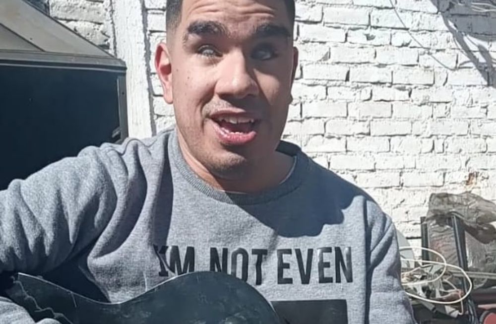 Edu rompe las barreras: es ciego, toca la guitarra y se luce con su canto en festivales solidarios y peñas. Foto: Gentileza Liliana Rivas.