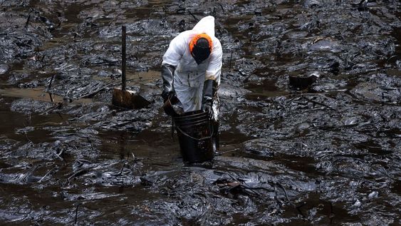 El derrame de petróleo en la costa peruana fue causado por las olas de una erupción de un volcán submarino en la nación de Tonga, en el Pacífico Sur. (AP /Martin Mejia)