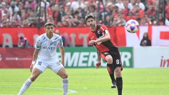 Pablo Pérez metió un golazo de tijera ante Godoy Cruz.