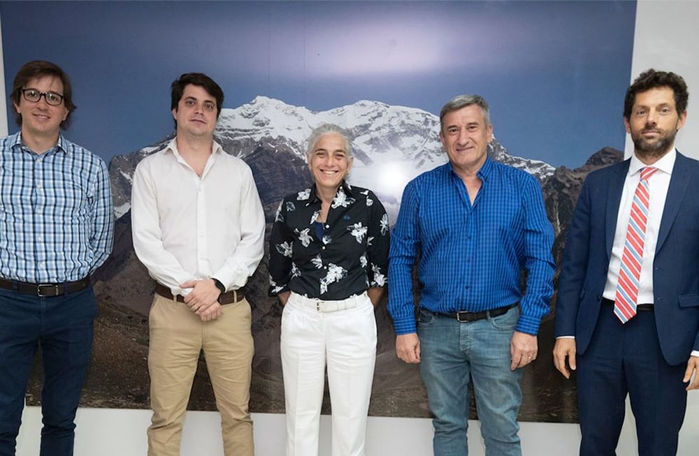 En el desayuno de trabajo participaron (de izq. a der.) Federico Pagano, Nicolás Vicchi, Beatriz Barbera, Julio Totero y Matías Díaz Telli. Foto Ignacio Blanco / Los Andes.