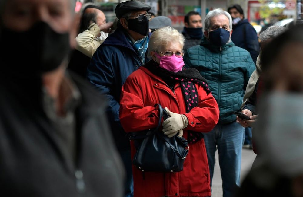 Colas de jubilados en el Banco Nación.