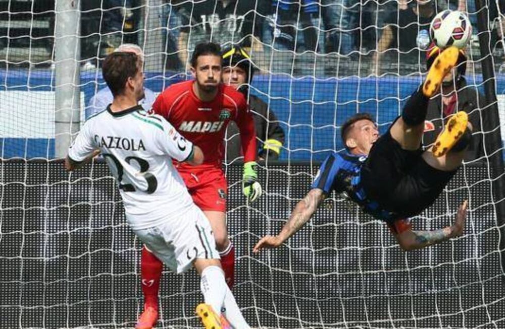 El golazo de chilena del argentino Denis, candidato a uno de los mejores del año