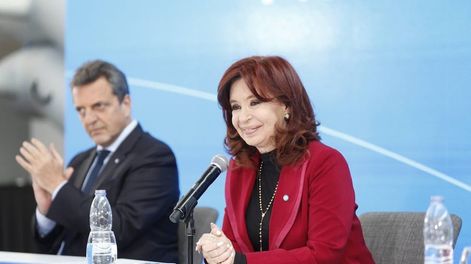 Los Andes | Cristina Kirchner y Sergio Massa en un acto en Ezeiza donde recordó los 15 años de la reestatización de Aerolíneas Argentinas y se presentó un moderno simulador de vuelos. Foto: Prensa Cristina Kirchner