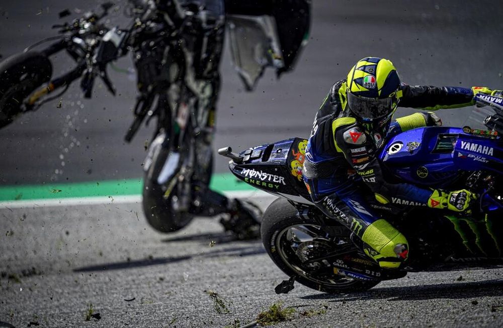 En el Gran Premio de Austria de MotoGP sucedió un espectacular accidente que asustó a todos. Mirá cómo se vio desde la Moto de Valentino Rossi.