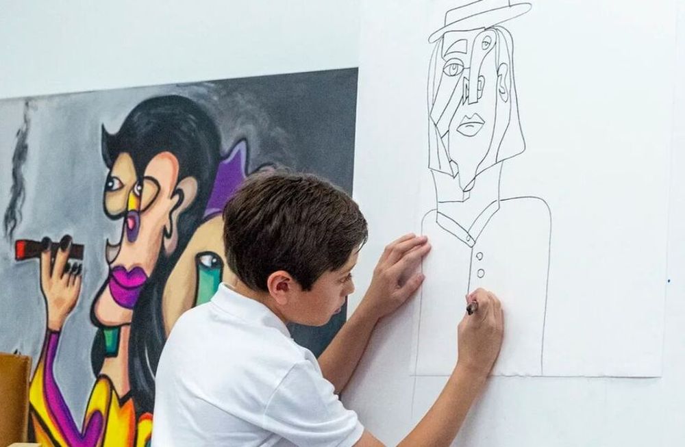 Tiene 10 años, dibuja al estilo Picasso y sus obras se venden por cientos de miles de dólares. / Foto: Gentileza