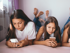 Crisis silenciosa: Expertos advierten sobre el aumento de la dependencia del celular en adolescentes por ansiedad social.