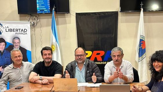 José María Videla Sáenz junto a convencionales del Partido Renovador Federal.