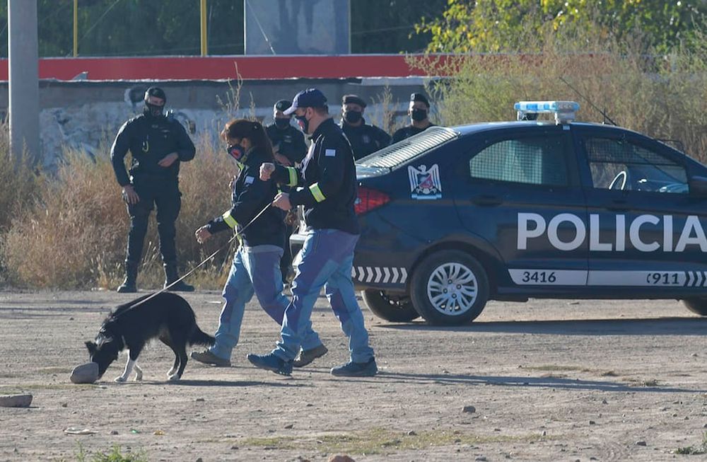 Rastrillaje buscando a la joven desaparecida Abigail Carniel, en el predio de la cancha de Jorge Newbery en Las Heras. Foto: Orlando Pelichotti / Los Andes