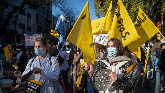 Con carteles y ollas, cientos de médicos, enfermeros y residentes se sumaron al paro y a la movilización en Casa de Gobierno. Foto: Ignacio Blanco / Los Andes