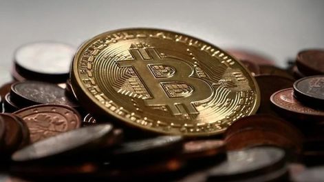 Los bitcoin se desplomaron casi 20%.
