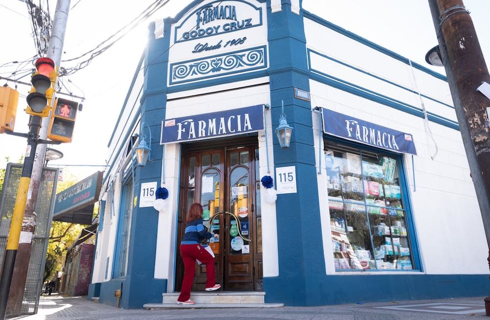 Ubicada en la esquina de Rivadavia y Tomba, la Farmacia Godoy Cruz cumplió 115 años. Foto: Ignacio Blanco / Los Andes