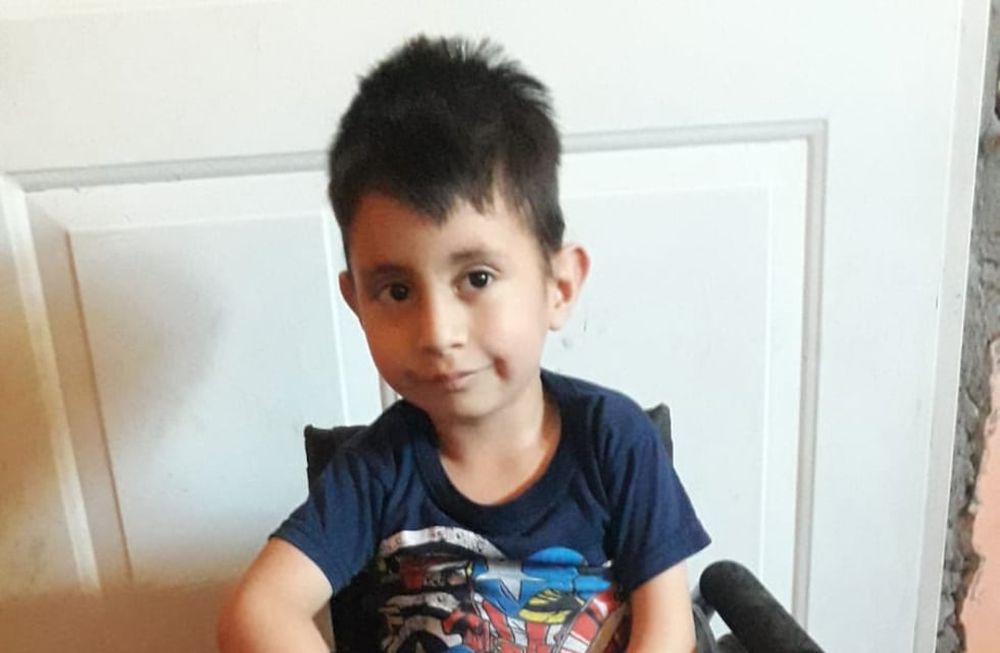 Agustín Torrales y su traje que más le gusta, el del hombre araña. El niño asiste a segundo grado de la escuela Ladislao Navarro, en La Paz. / Archivo