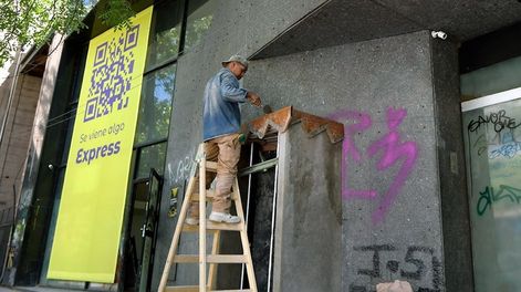 Una gigantografía con un código QR rompe con la monotonía del local donde antes operaba un banco en calle Espejo.