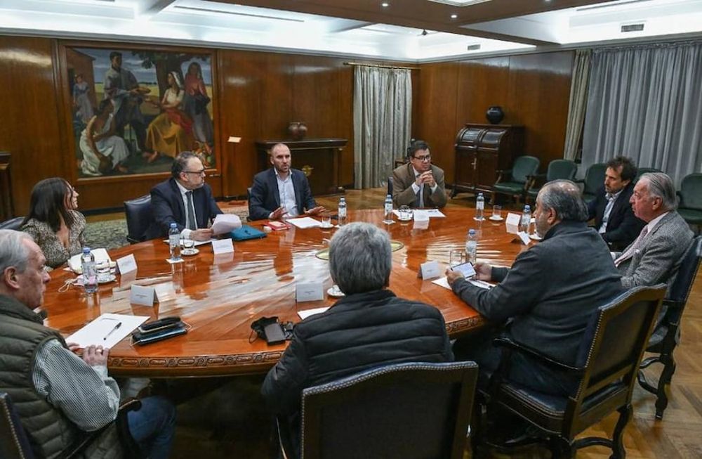 El Gobierno, la CGT y la UIA, sentados a la mesa de negociaciones.