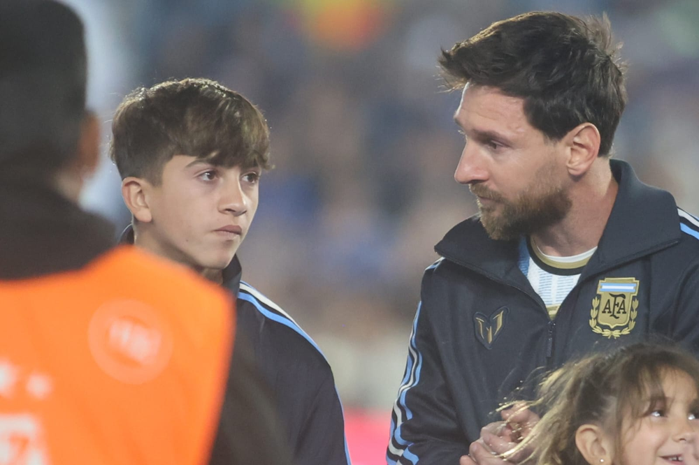 Los Andes en la despedida de Lionel Messi: llanto y una bandera histórica en el himno nacional.
