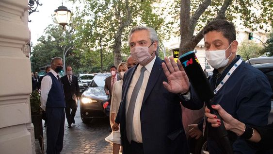El presidente Alberto Fernandez llega al Baglioni Hotel Regina en la Via Veneto donde alojará durante su participación de la cumbre del G20. Foto: Foto: Victor Sokolowicz / Clarín