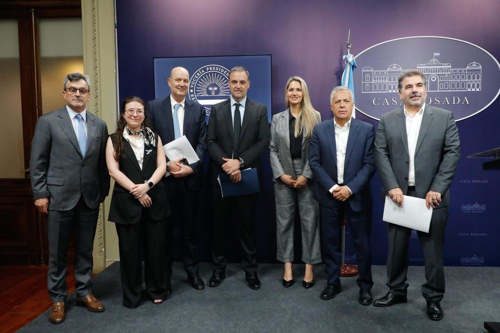 El gobernador Alfredo Cornejo participó activamente en el Consejo de Mayo en representación de los gobernadores.