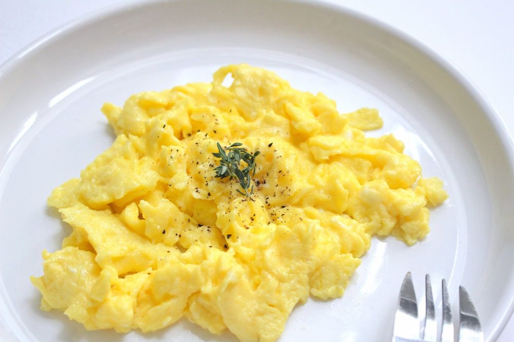 La próxima vez que cocines huevos revueltos agregá 14 de taza de esto a la sartén siempre funciona