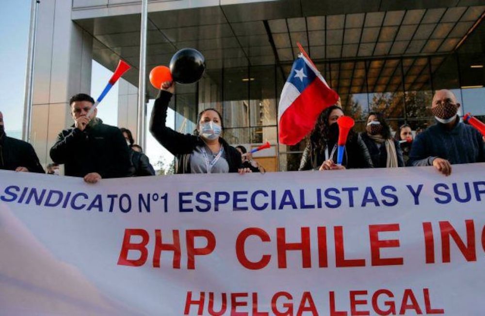 Los trabajadores de La Escondida, la mina de cobre de mayor producción de Chile y del mundo, aprobaron iniciar una huelga, al rechazar por un 99,5% la última oferta de la compañía, controlada por la multinacional BHP.